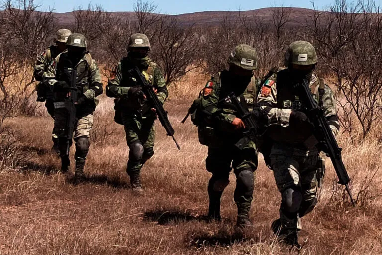Elementos del Ejército participan en un operativo de seguridad.