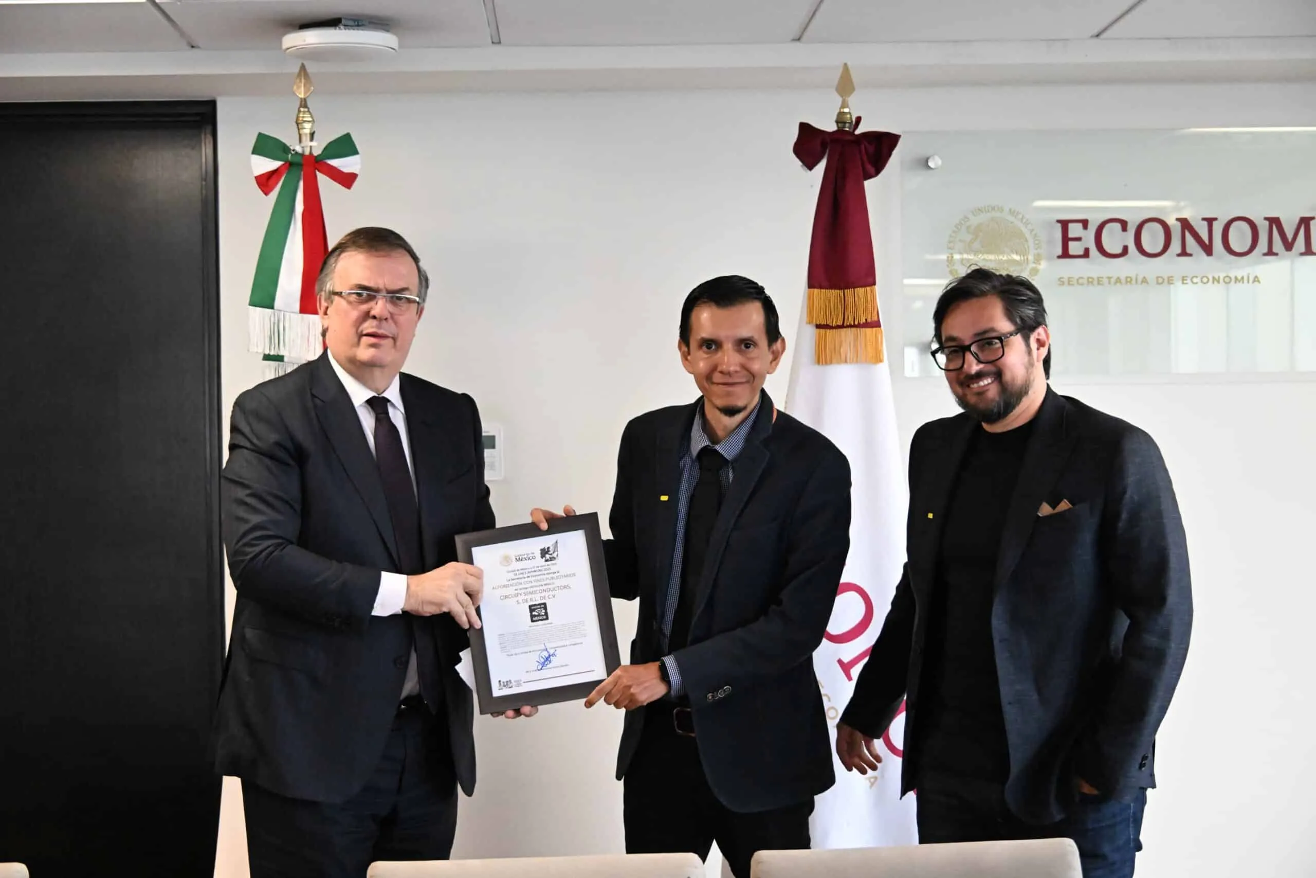 El secretario de Economía, Marcelo Ebrard, entregó el sello Hecho en México a la empresa Circuify Semicomductors