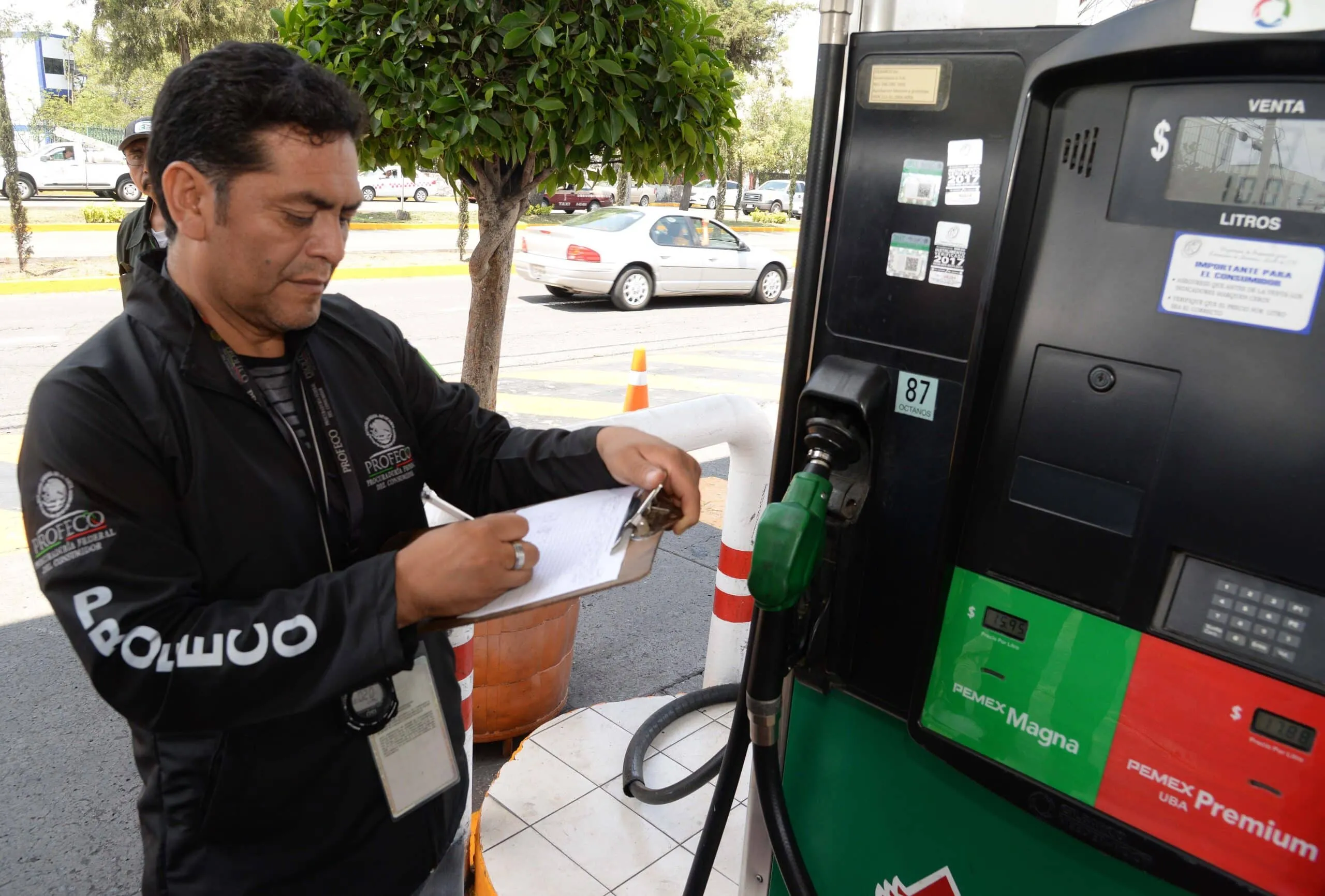 La Profeco realiza operativos de verificación en las gasolineras del país.