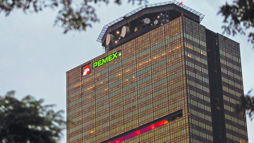 Pemex apoya labores de limpieza tras presencia de chapopote en playas de Veracruz