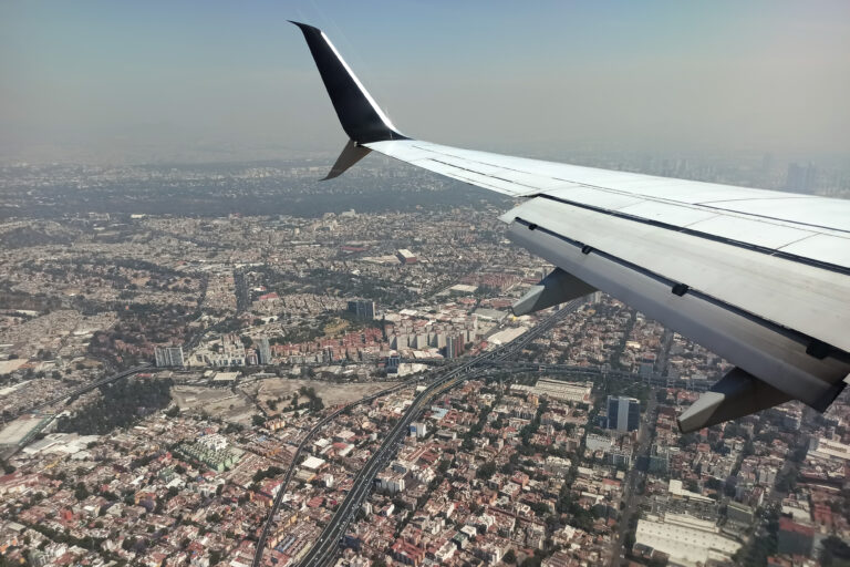 Avión sobrevuela la Ciudad de México.