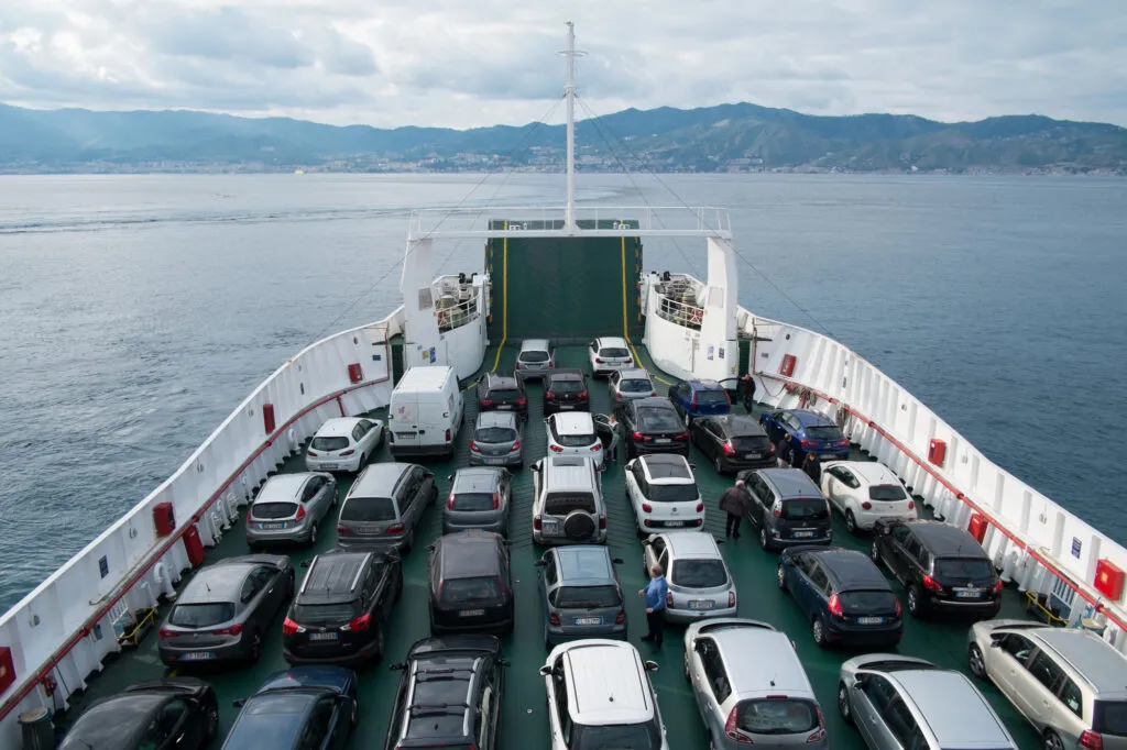 Depositphotos_Buque con autos