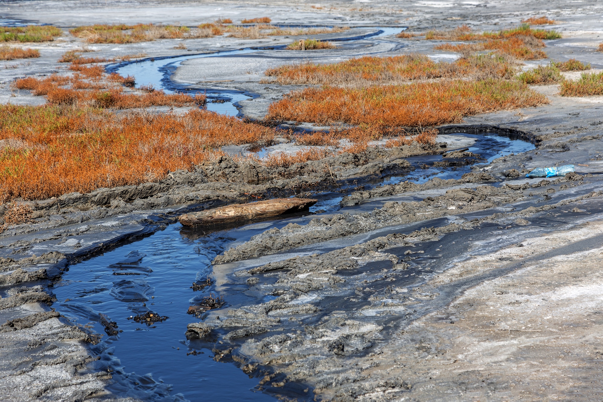 Contaminación del medio ambiente por petróleo debido a tecnologías obsoletas y equipos de producción antiguos. Depositphotos