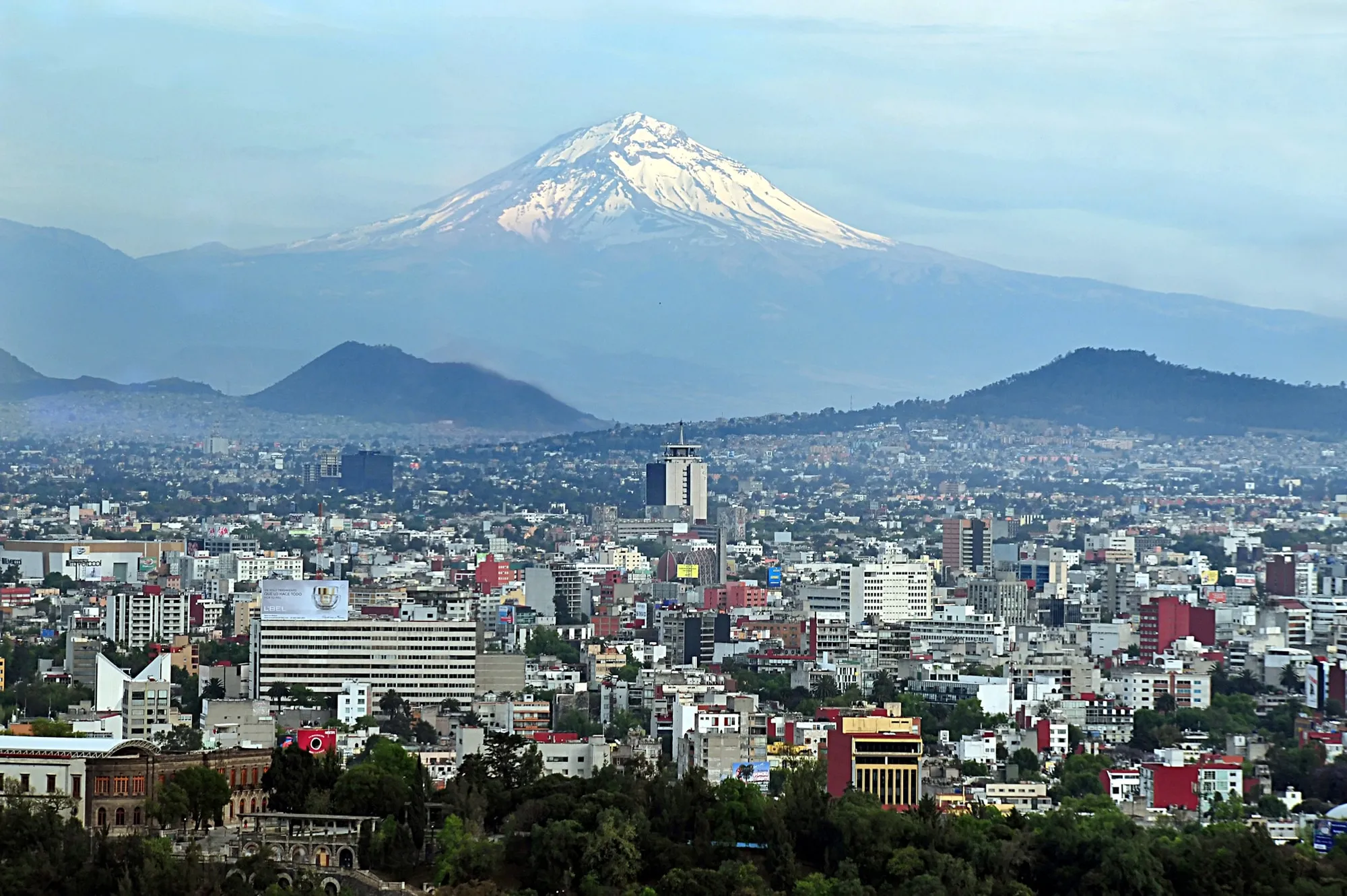 Vista del Popocatepetl y la Ciudad de México. Depositphotos