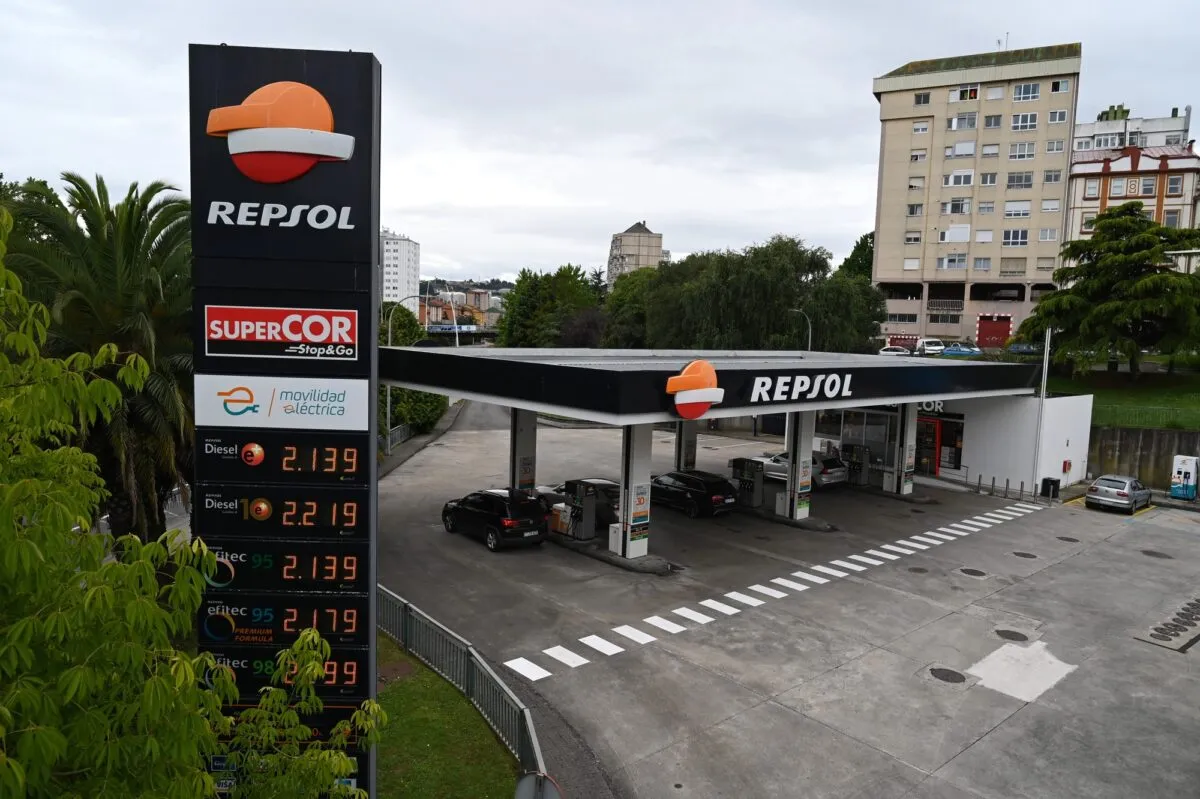 Gasolinera Repsol en la ciudad de La Coruña en España.