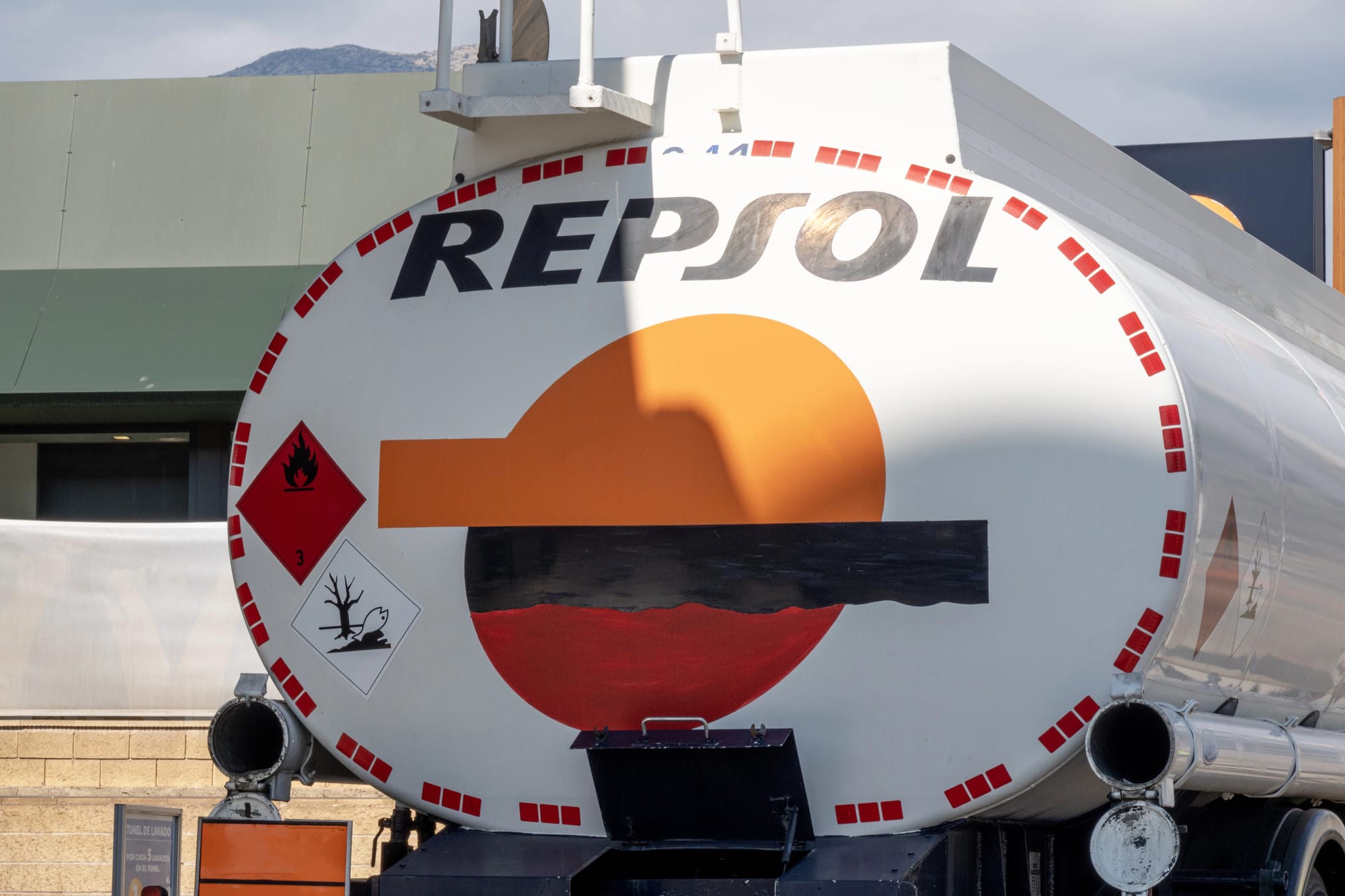 Camión cisterna de combustible de Repsol en gasolinera.