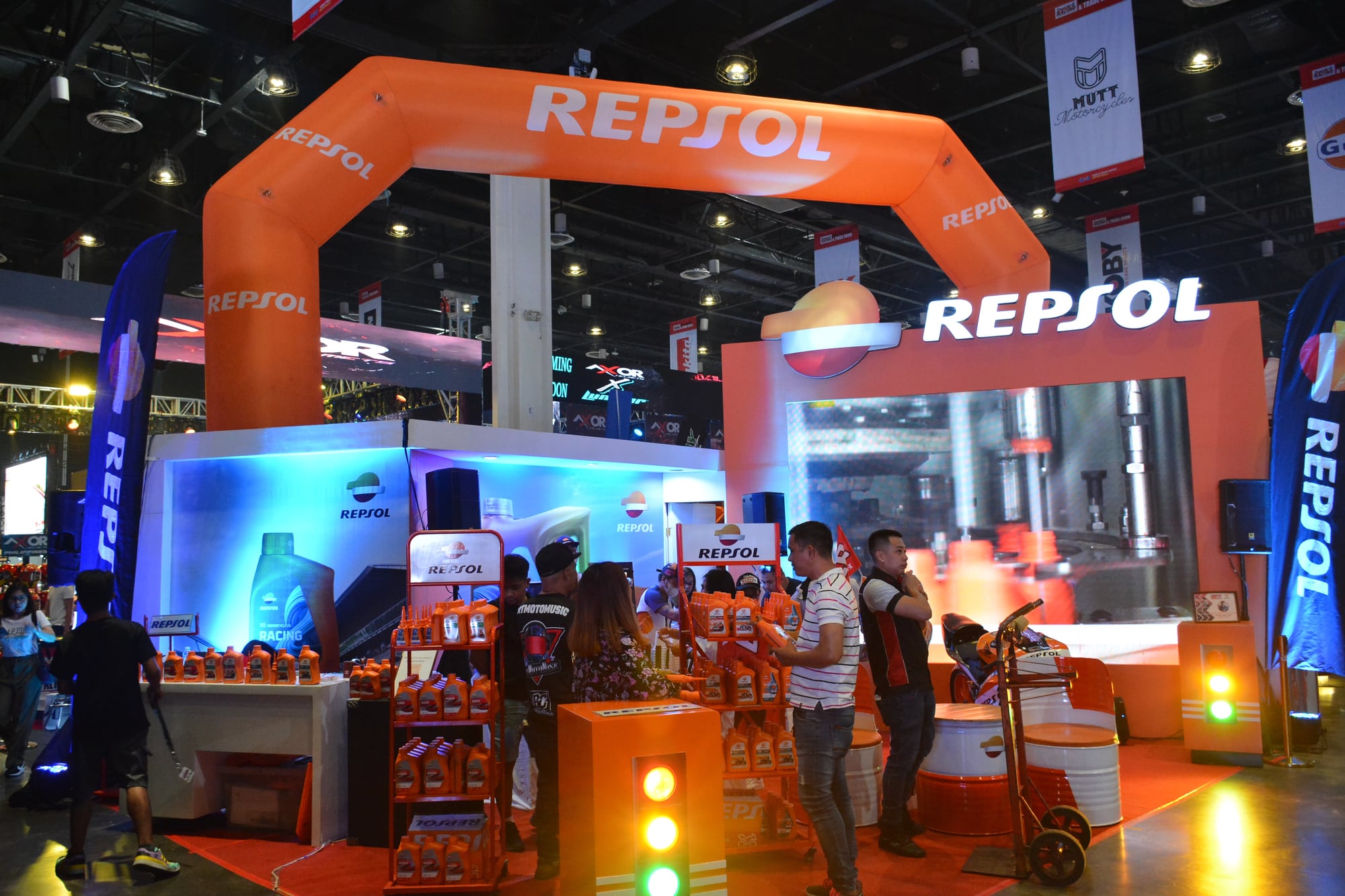 Stand de Repsol en el festival de motos de competición Inside en Pasay, Filipinas. Depositphotos