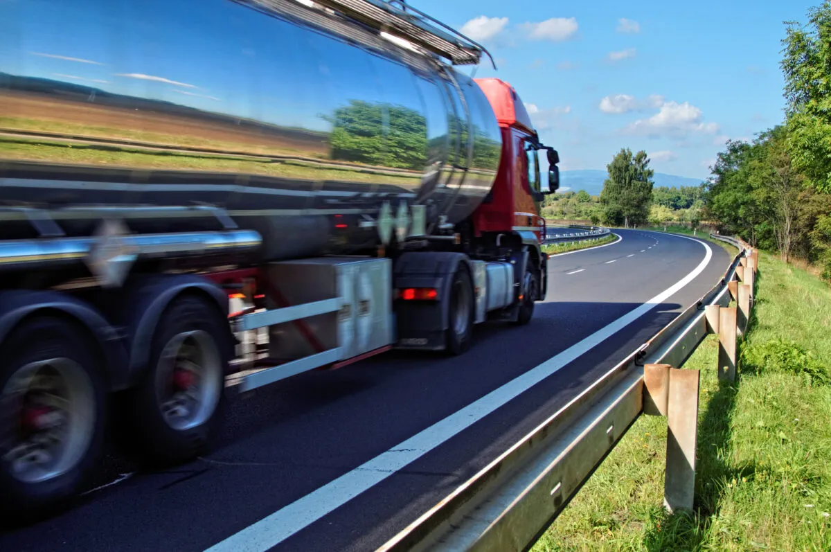 Pipa en Carretera,Depositphotos