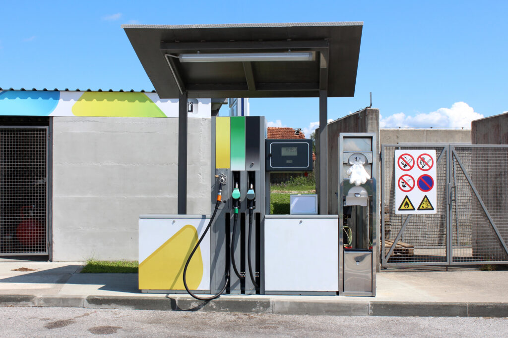 Bomba de gasolinera con gas licuado,Depositphotos