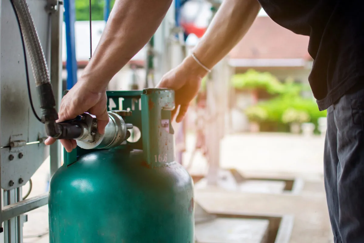 Hombre trabajando con un tanque de gas, Depositphotos
