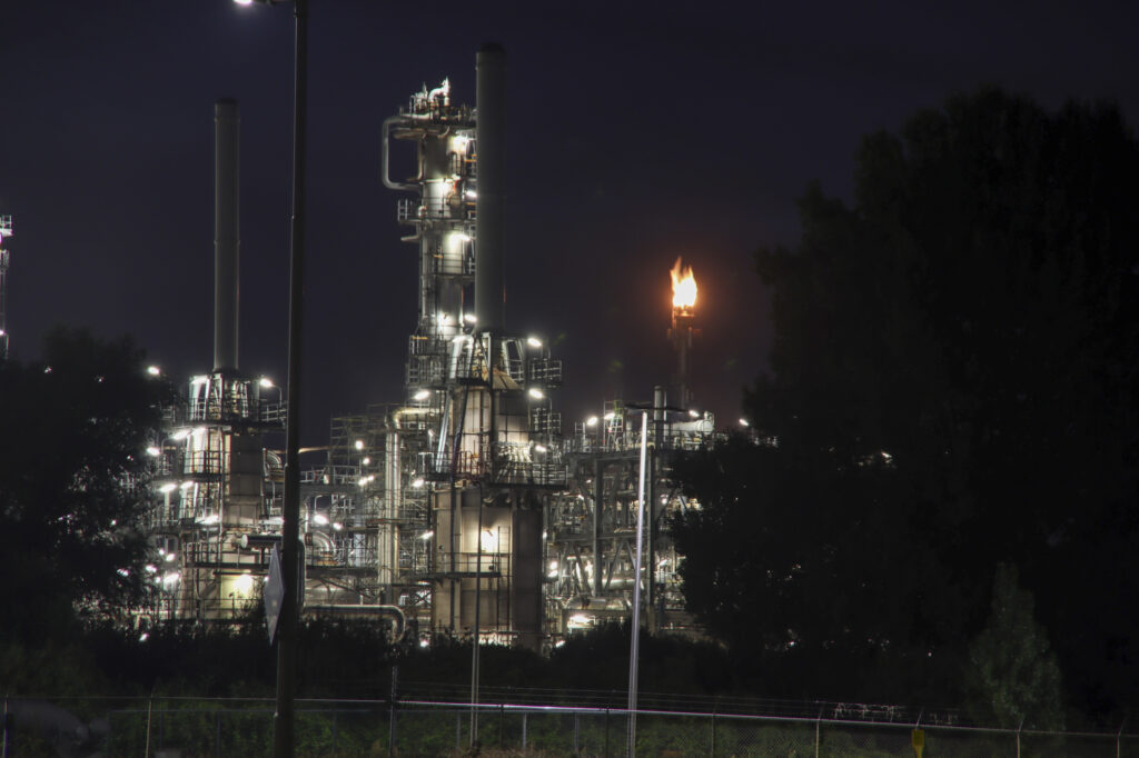 Refinería de BP rotterdam en la noche en Europoort Harbor en los Países Bajos — Foto por cakifoto