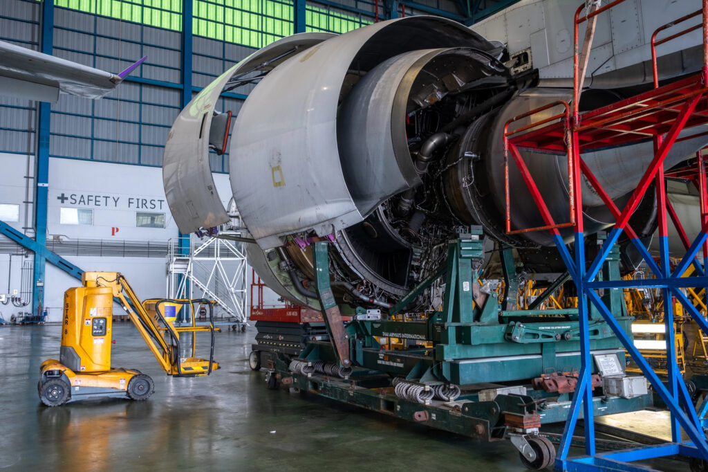 El motor de turbina de gas es una planta de energía de una industria aeronáutica. Depositphotos