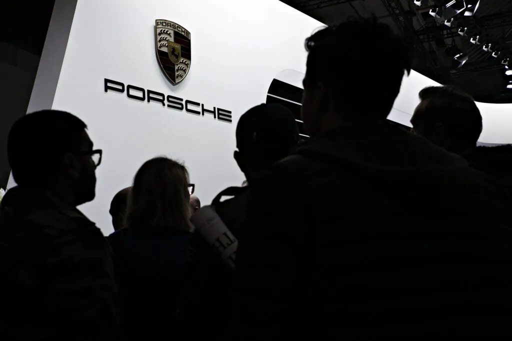 Porsche Taycan auto eléctrico de lujo diseño deportivo; Depositphotos