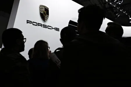 Porsche Taycan auto eléctrico de lujo diseño deportivo; Depositphotos