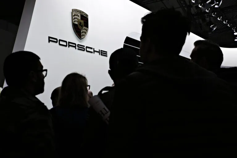 Porsche Taycan auto eléctrico de lujo diseño deportivo; Depositphotos