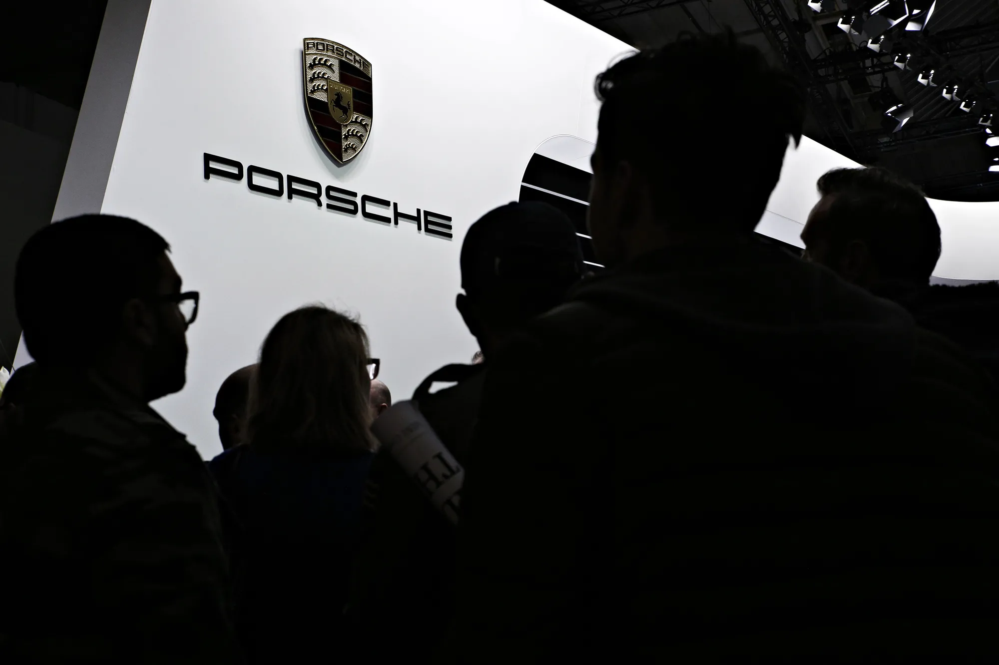 Porsche Taycan auto eléctrico de lujo diseño deportivo; Depositphotos