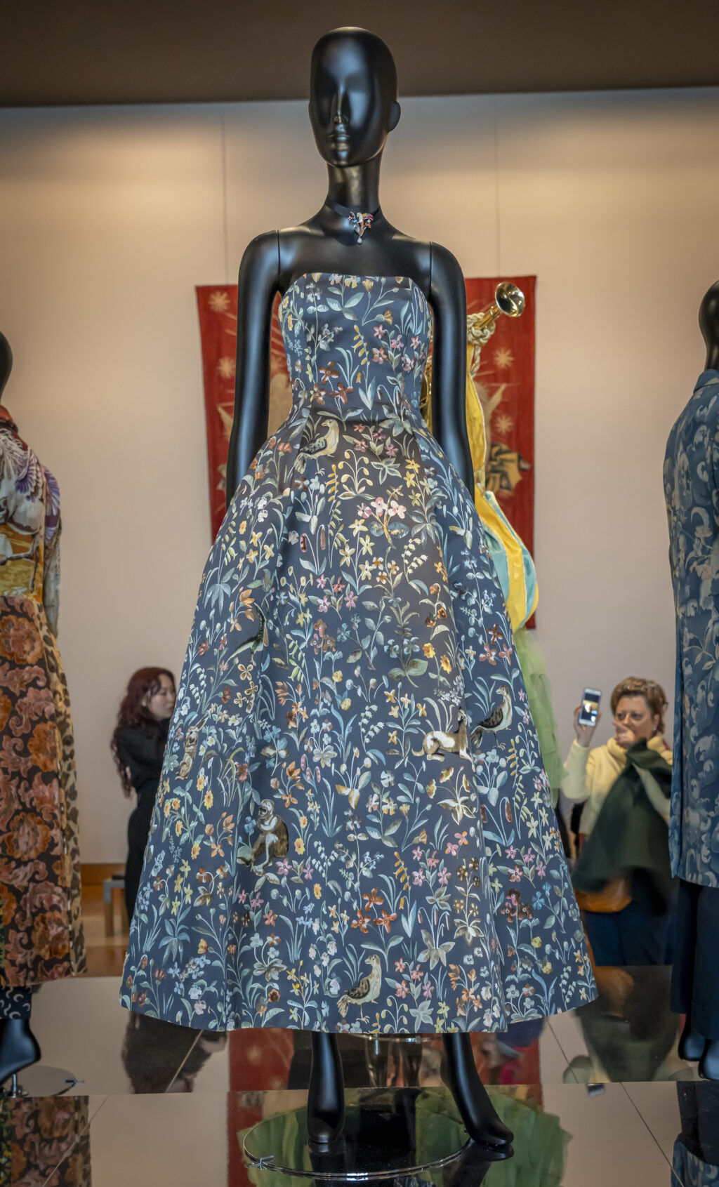 Christian Dior, Maria Grazia Chiuri. Chain print silk velours au sabre gown; Depositphotos - Petróleo y Energía Christian Dior, Maria Grazia Chiuri. Chain print silk velours au sabre gown; Depositphotos