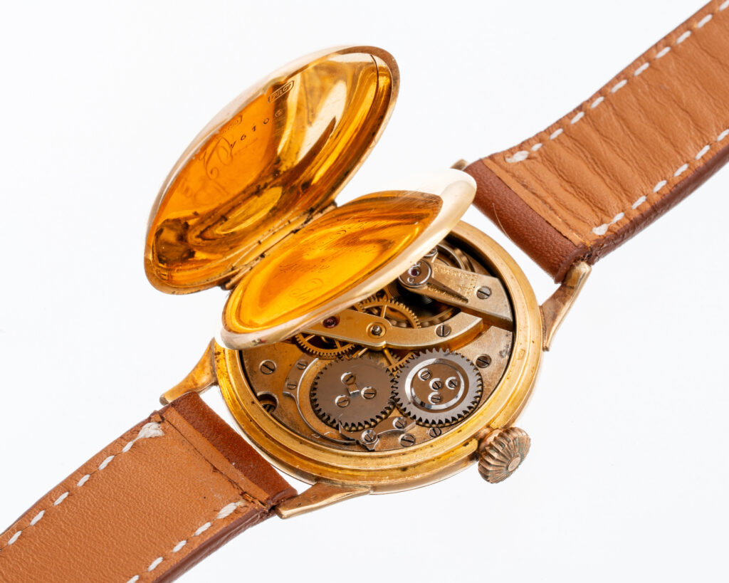 Case back view with Patek Philippe manual winding watch mechanism, 18kt rose gold hinged case and porcelain dial. Milan. Italy April 14_ 2025 — Photo by lumaso; Depositphotos - Petróleo y Energía Case back view with Patek Philippe manual winding watch mechanism, 18kt rose gold hinged case and porcelain dial. Milan. Italy April 14_ 2025 — Photo by lumaso; Depositphotos