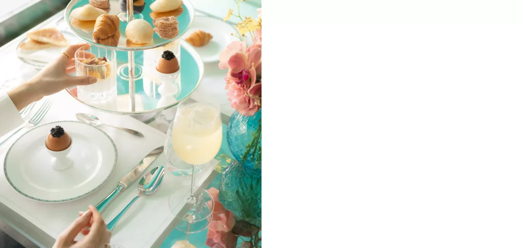“Mesa en Tiffany Blue Box Café con ornamentación en azul característico”. https://www.tiffany.com.mx/blue-box-cafe/ - Petróleo y Energía “Mesa en Tiffany Blue Box Café con ornamentación en azul característico”.