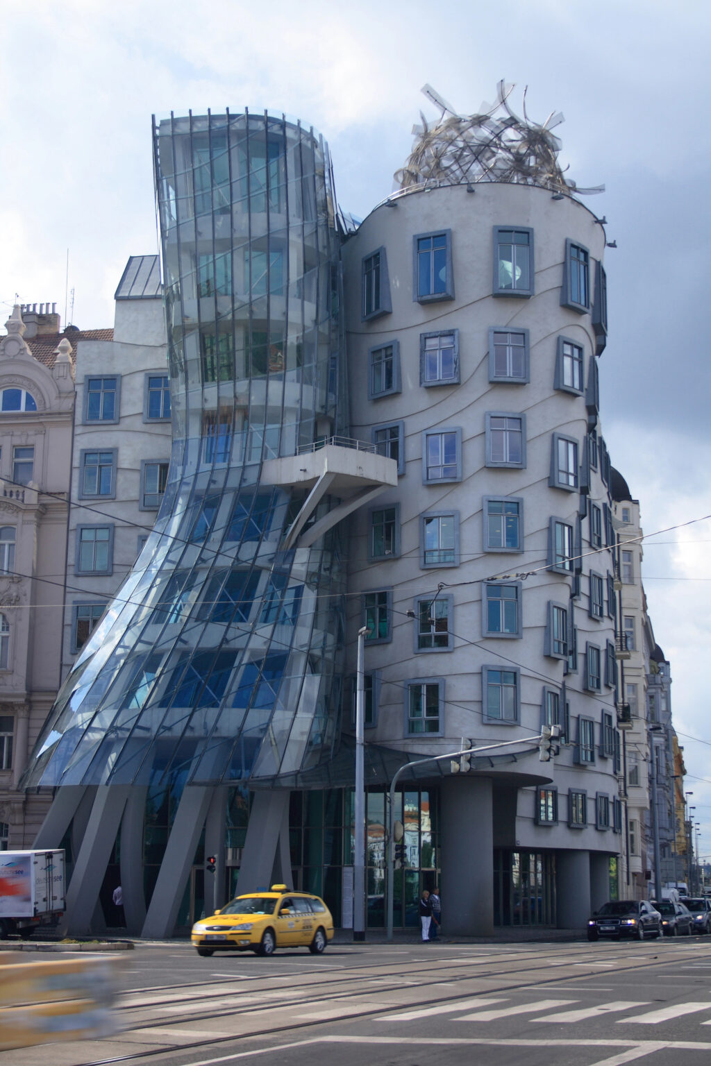 "Dancing house" - Petróleo y Energía "Dancing house"