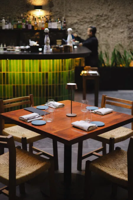 “Interior de Xuna en Casa Izel, Roma Norte: diseño contemporáneo y atmósfera íntima para cocina mexicana de autor”.