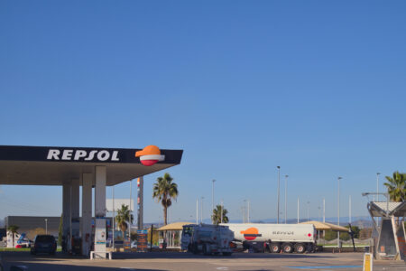 Repsol retoma importación de crudo venezolano con envíos acordados con Trafigura