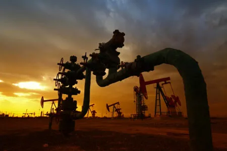 Petróleo cierra la semana estable ante diálogo EU-Irán y expectativa por decisión de OPEP+