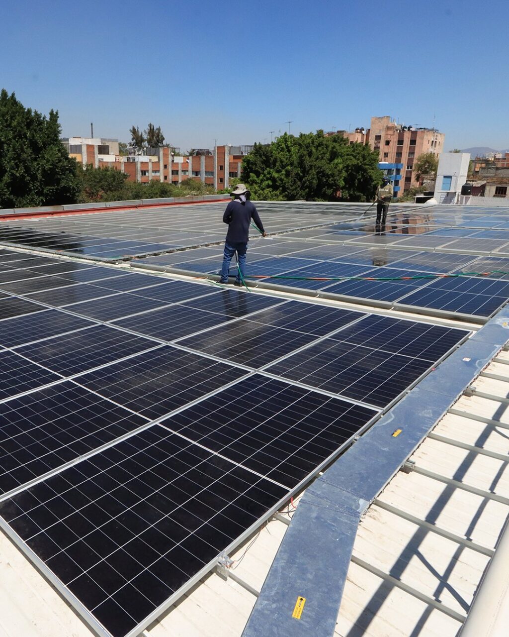 HEbDq4JbkAAsiKK - Petróleo y Energía