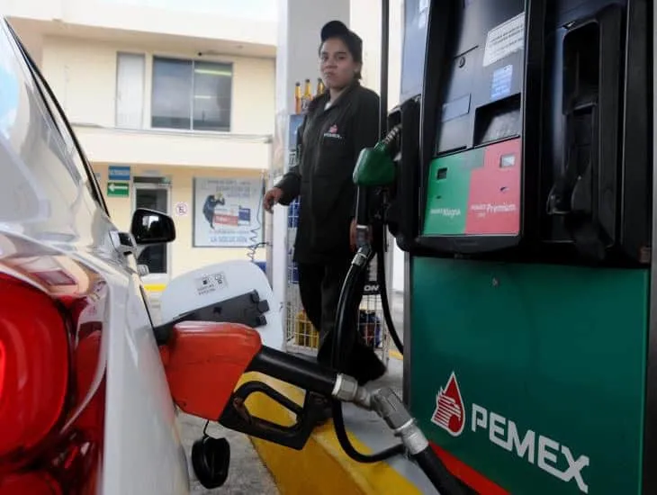 Informarse sobre las condiciones laborales y problemas que enfrentan los despachadores de gasolina en México