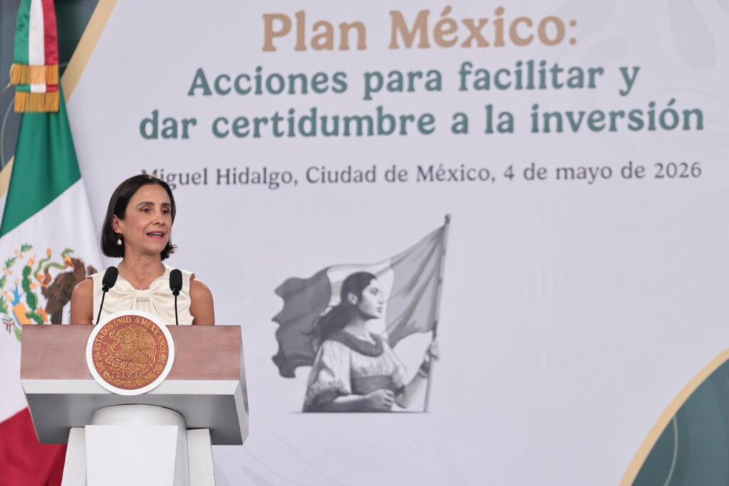 HHf4cOIXsAA2BaS - Petróleo y Energía Female speaker at a podium in front of a Mexican flag and a banner that reads Plan México: Acciones para facilitar y dar certidumbre a la inversión.