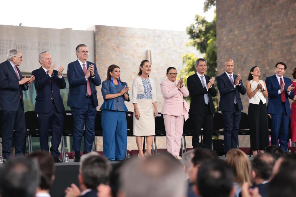 HHf8IhdXsAA44uG - Petróleo y Energía Line of politicians and officials in formal attire applauding on an outdoor stage.