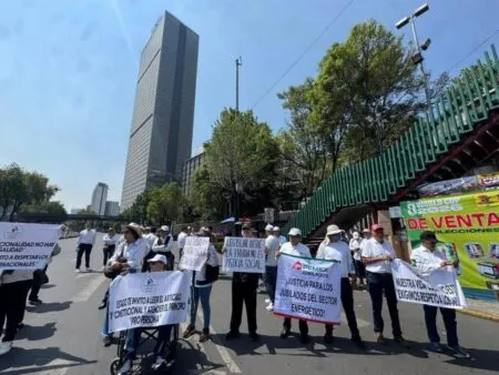 Tras protestas de jubilados, Sheinbaum ordena evaluar ajustes en pensiones del sector energético.