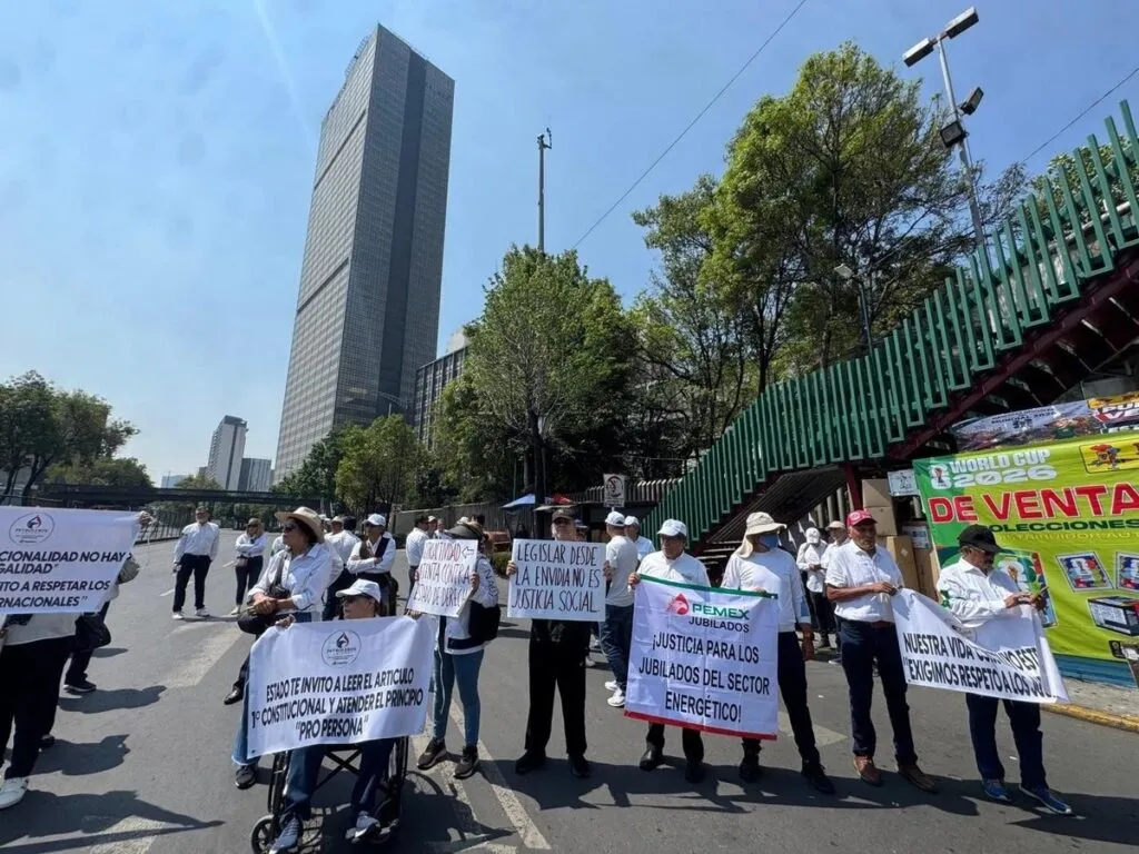 Tras protestas de jubilados, Sheinbaum ordena evaluar ajustes en pensiones del sector energético.