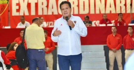 Disidencia petrolera de Tabasco exige a Ricardo Aldana explicar acuerdos con Pemex que afectan jubilaciones y derechos laborales.
