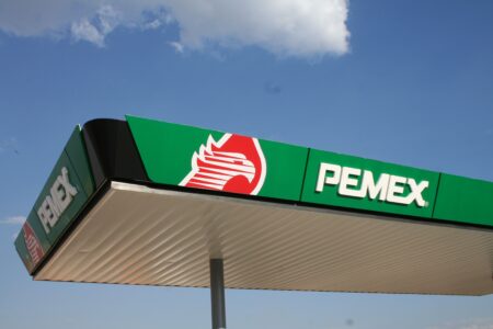 Pemex controla fuga de gas L.P. en Puebla tras toma clandestina en ducto