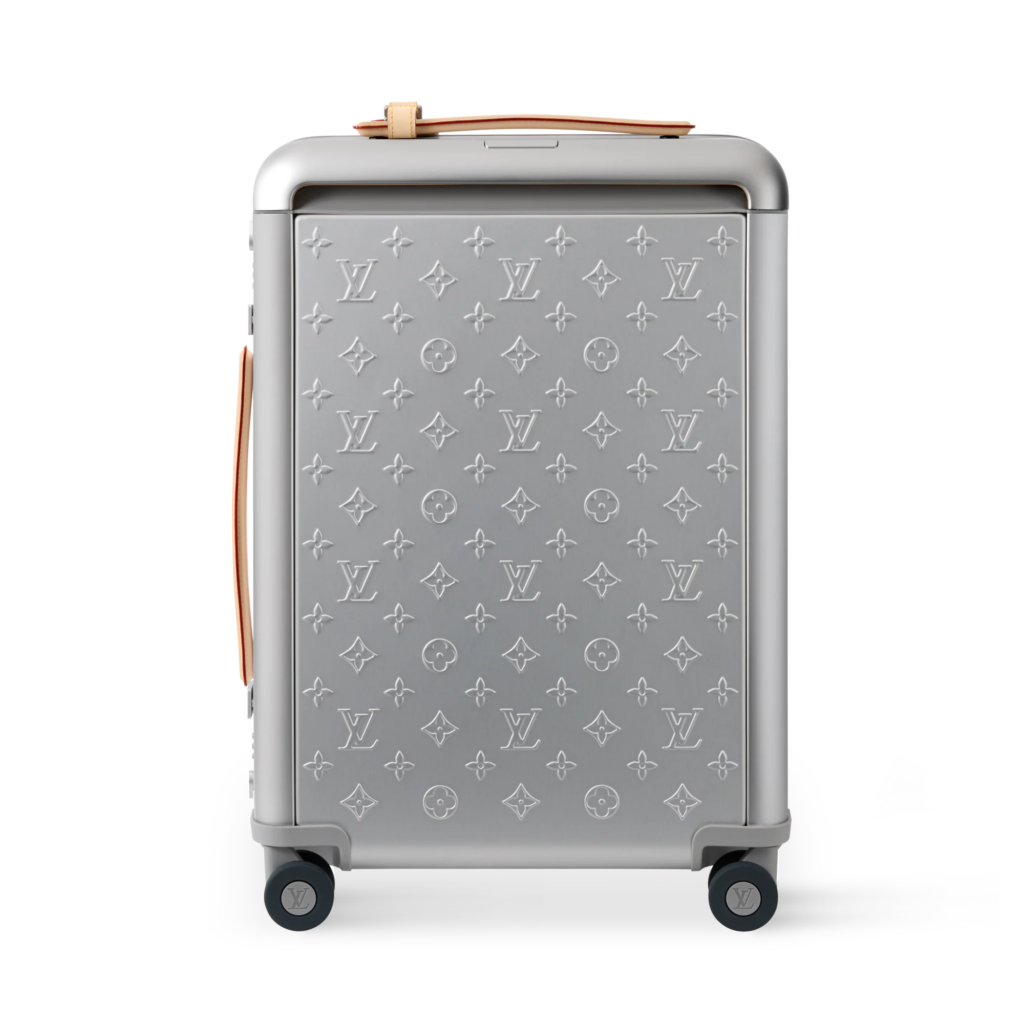 louis-vuitton-horizon-55-M14264_PM1_Back_view - Petróleo y Energía Louis Vuitton silver hard-shell suitcase with embossed monogram pattern and tan leather strap on top, viewed from the front-right side