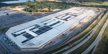 El edificio principal mide aproximadamente 1.2 kilómetros de largo por 365 metros de ancho, una extensión comparable a casi 100 campos de fútbol americano