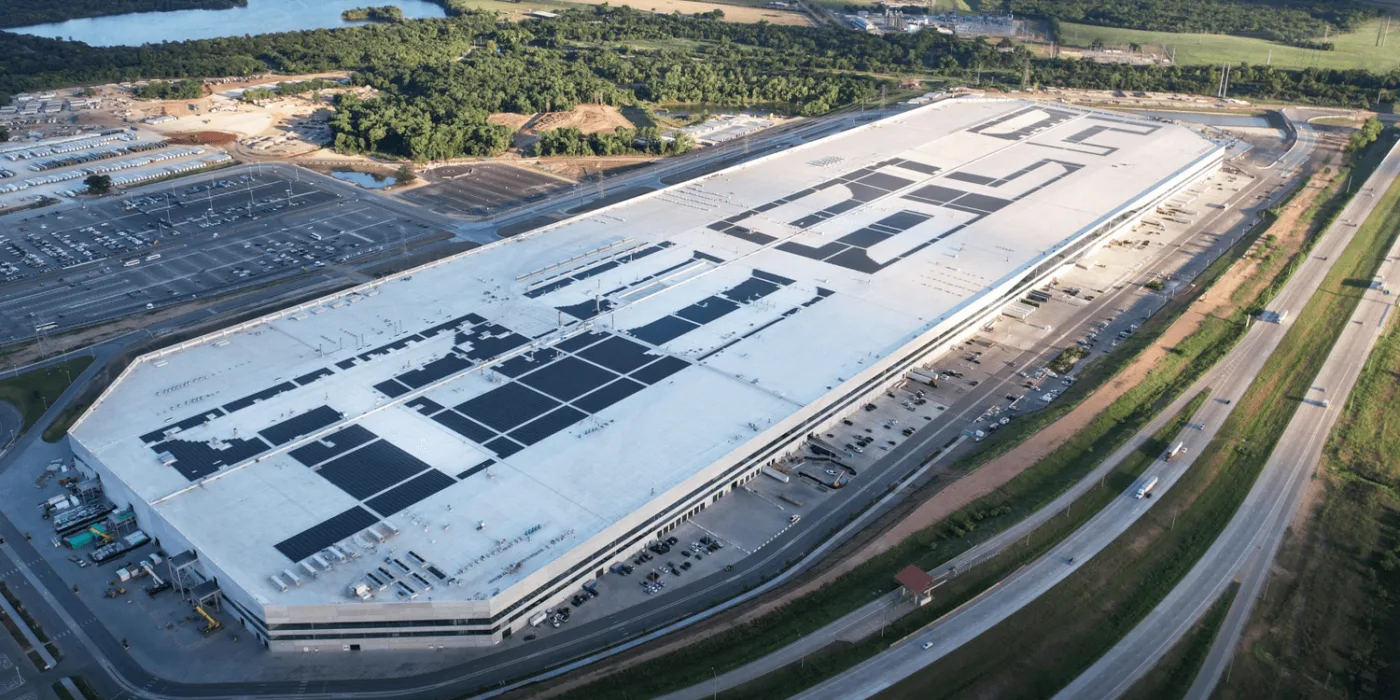 El edificio principal mide aproximadamente 1.2 kilómetros de largo por 365 metros de ancho, una extensión comparable a casi 100 campos de fútbol americano