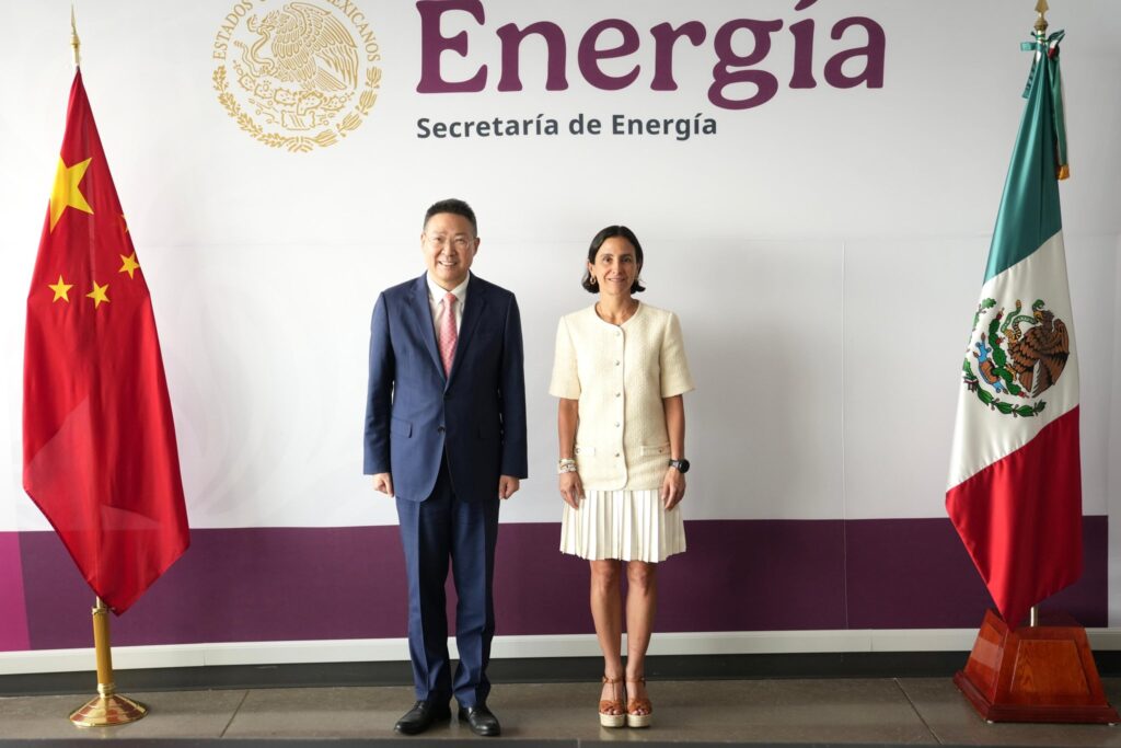 HNte-AAWEAAoN9v - Petróleo y Energía Man in a navy suit and pink tie and a woman in a cream dress stand side by side in front of China and Mexico flags, with 'Energia' on the backdrop.
