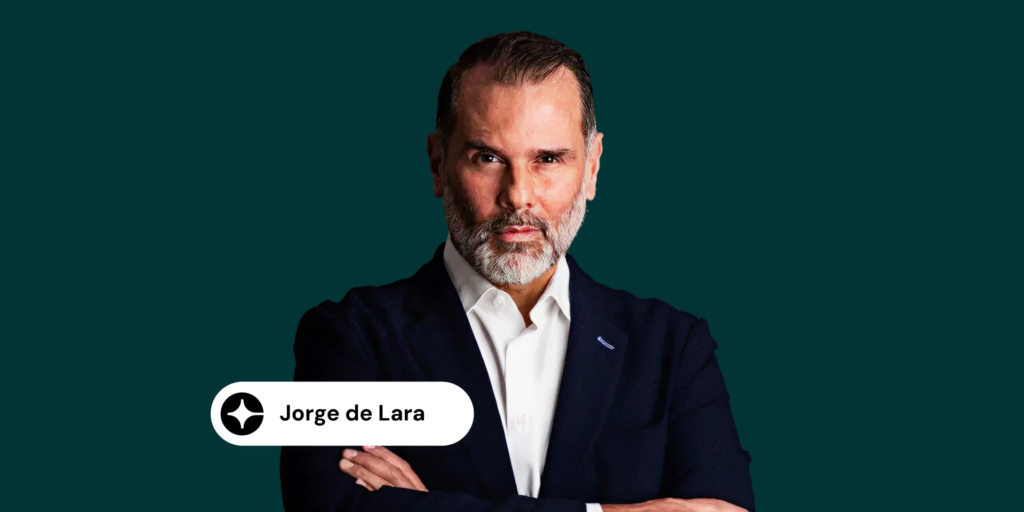 Jorge de Lara_PR - Petróleo y Energía Portrait of Jorge de Lara with arms crossed, wearing a white shirt and dark blazer, teal background, and a white rounded name badge overlapping the bottom left reading 'Jorge de Lara'.