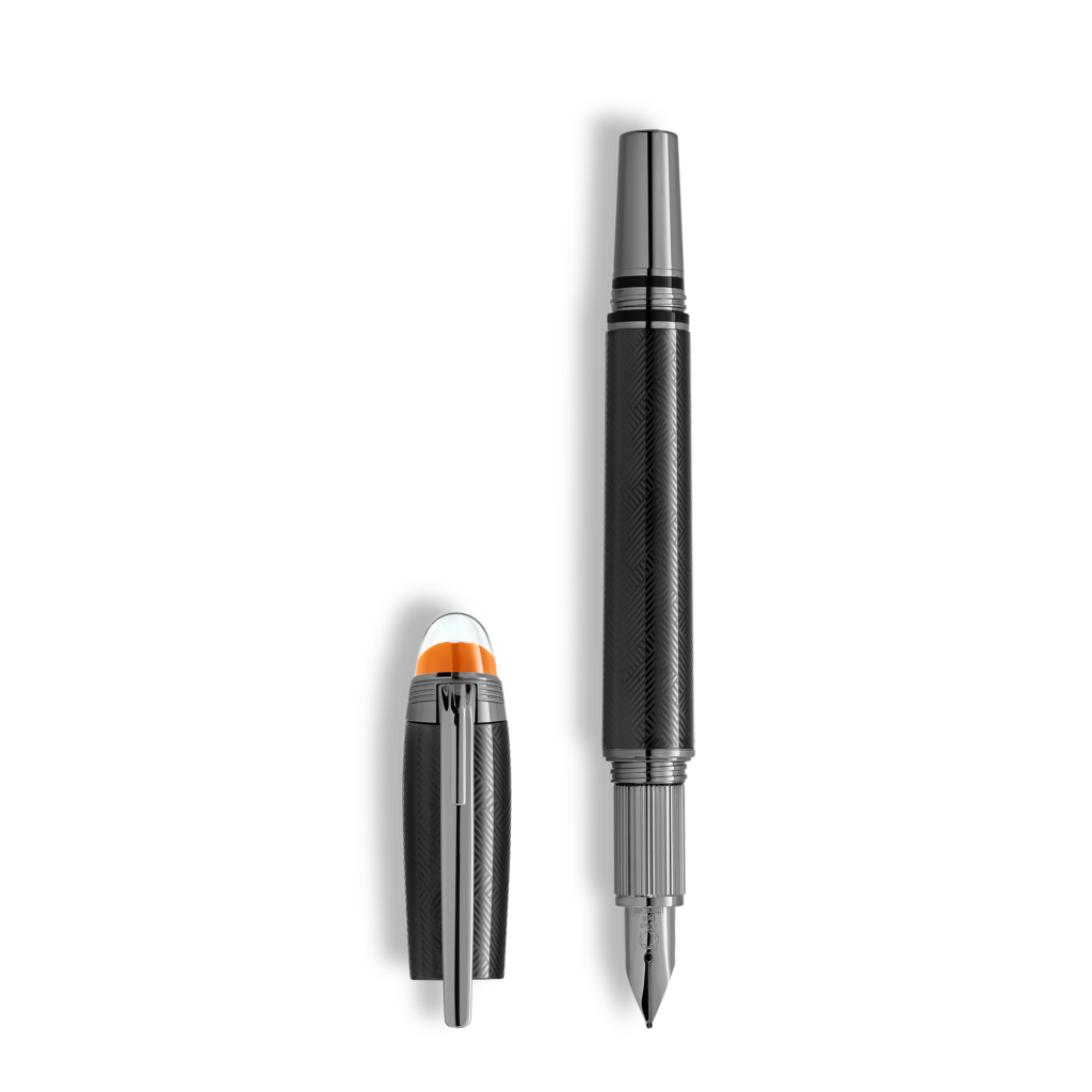 StarWalker Extreme Metal Fountain Pen - Petróleo y Energía Close-up of two metal pens against a black background: a fountain pen nib on the right and a carbon-fiber textured pen on the left.
