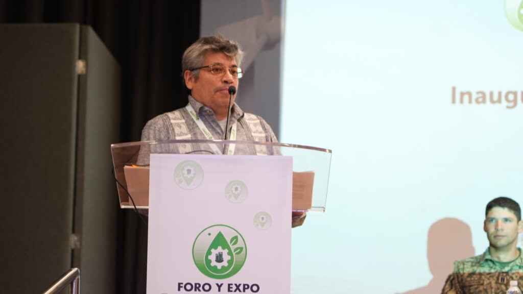 image_high 4 - Petróleo y Energía Man at a podium giving a speech during Foro y Expo, with a microphone in front of him.