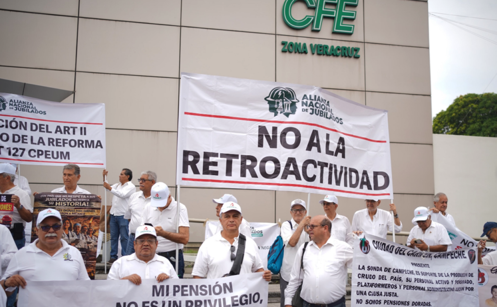Captura de pantalla 2026-08-14 a las 23501 p m - Petróleo y Energía Group of elderly protesters in white shirts holding a banner that reads 'NO A LA RETROACTIVIDAD' outside a building marked CFE Zona Veracruz.