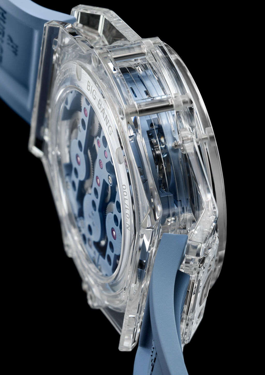 Hublot_Big Bang Sapphire Sky Blue 2 - Petróleo y Energía Close-up of a transparent skeleton watch showing exposed gears and a light blue strap.