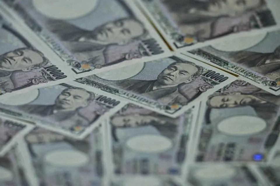 Several 10,000 yen banknotes featuring Fukuzawa Yukichi fanned out.