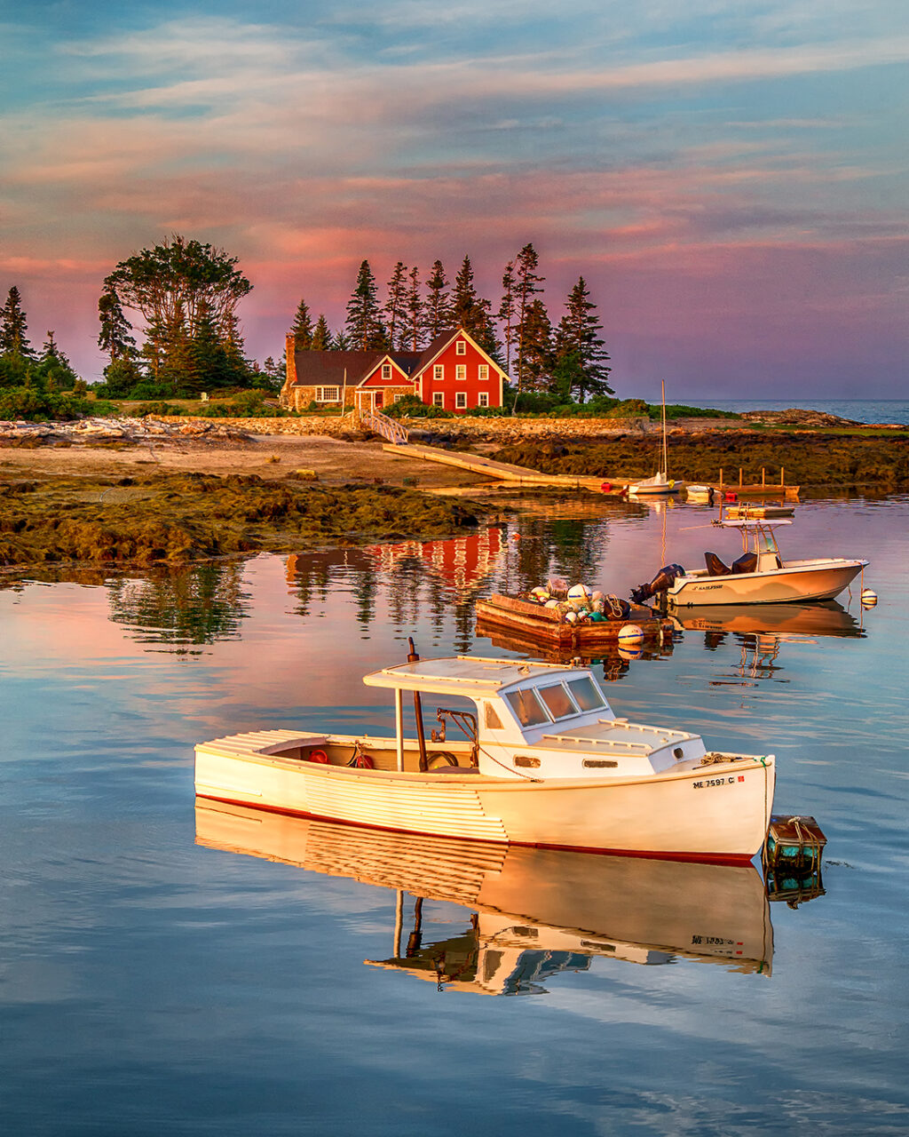 2 Bar Harbor Maine - Botes 1 - Petróleo y Energía Calm harbor at sunset with a red house and pine trees on a rocky shore, boats docked in reflective waters.