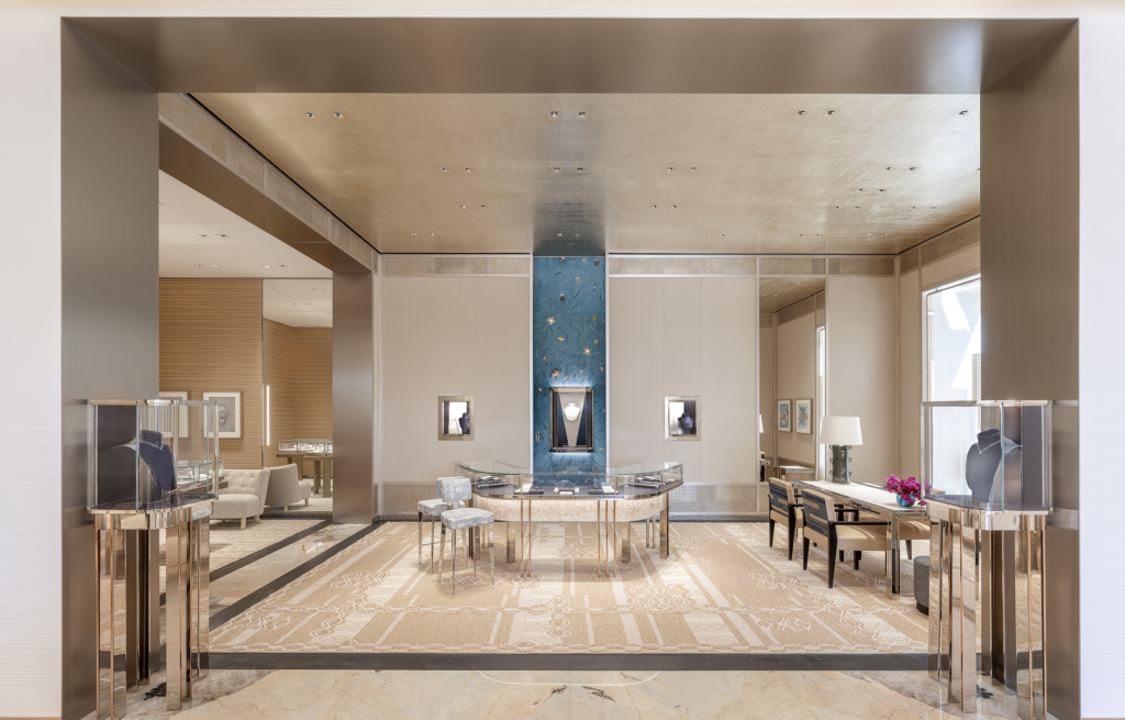 NUEV BOUTIQUE TIFFANY 2026-09-24 a las 44308 pm - Petróleo y Energía Luxurious hotel lobby with a central blue tiled fountain feature, cream walls, and glass seating areas.
