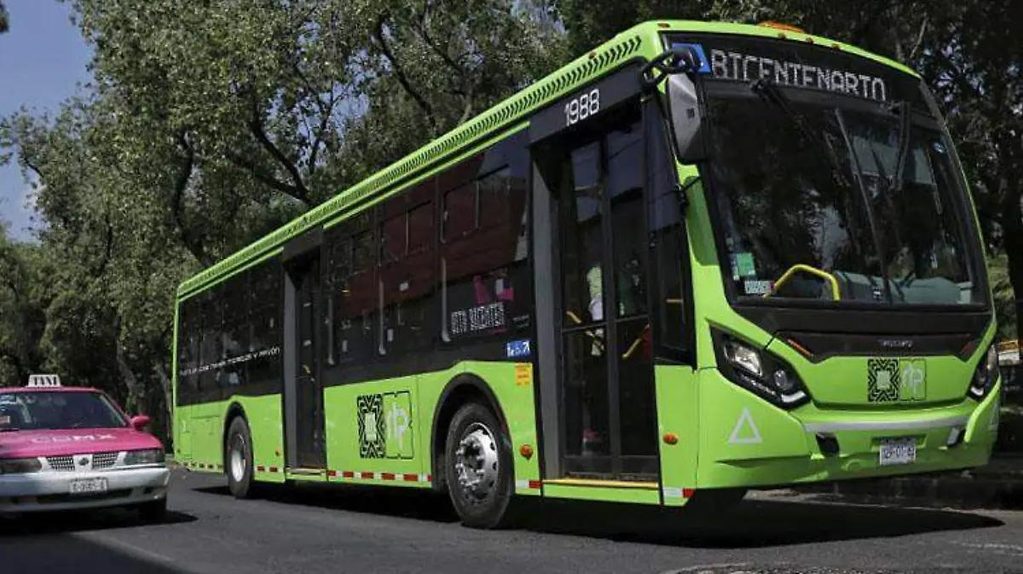 retotrasnporte - Petróleo y Energía Lime-green city bus driving past a pink taxi on a tree-lined street.