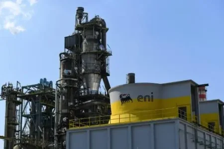 Eni reporta un crecimiento del 125% en su beneficio neto ajustado impulsado por producción y plataformas marinas