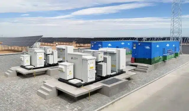 El almacenamiento permite capturar y conservar la energía generada para liberarla posteriormente